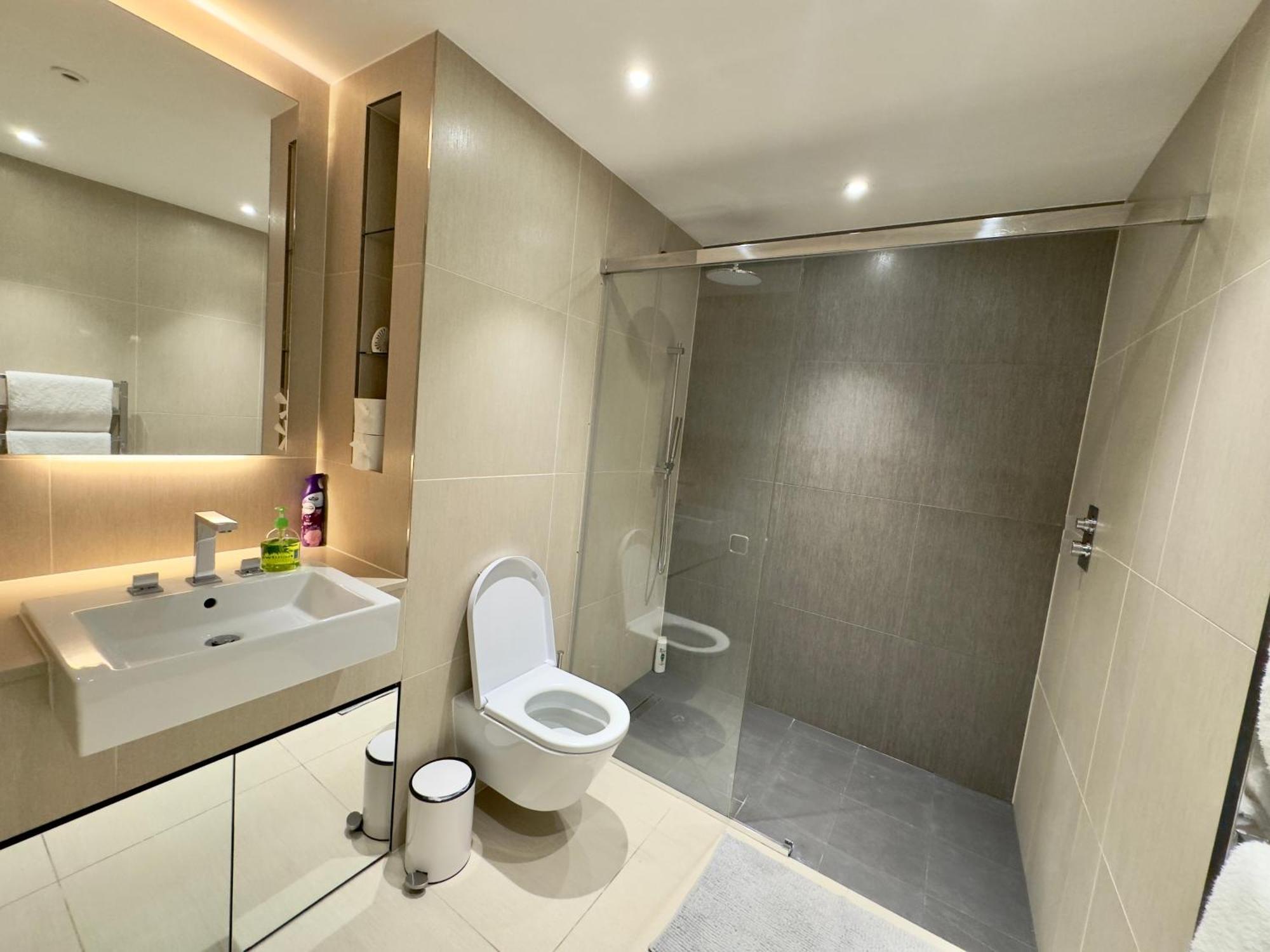 Modern Close To Tower Bridge, Sky Garden, Train And Much Londra
